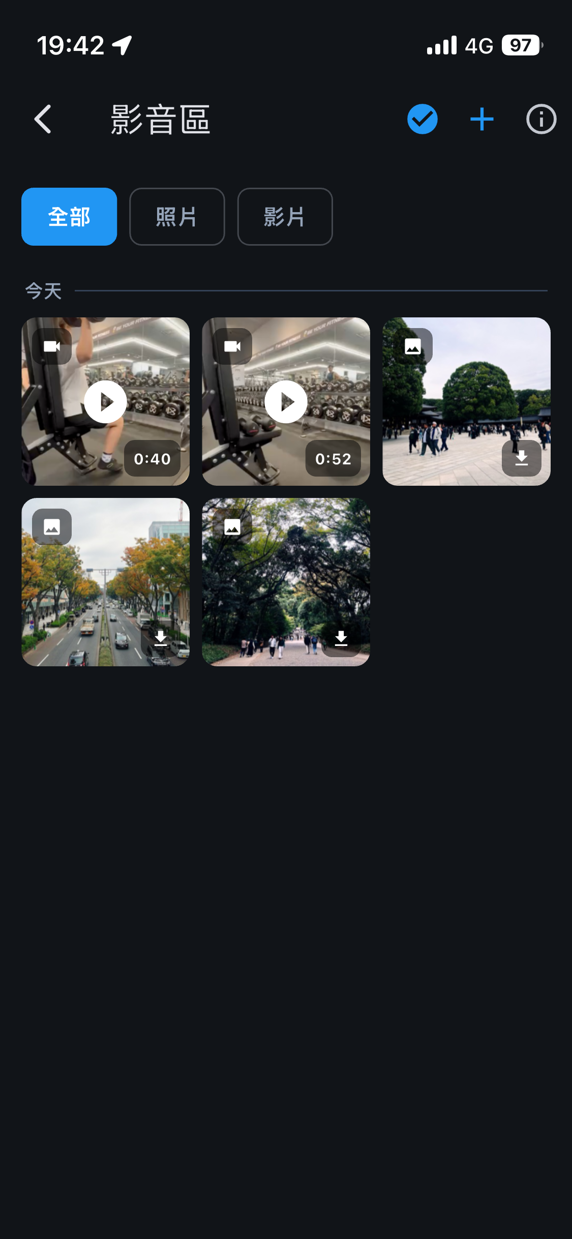 影音區依日期分段排列教練分享的照片和影片，可播放或下載